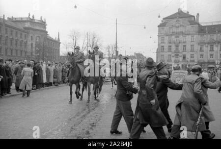 À Munich de plusieurs manifestations ont eu lieu en 1953/54 contre les nouvelles heures d'ouverture prolongées (et donc les heures de travail) des magasins le samedi. Parfois, les violentes émeutes étaient à l'époque dénommé 'Ladenschlusskrieg' (heure de fermeture) de la guerre, comme la ville la police a utilisé un haut niveau de violence.Le déploiement d'une équipe cycliste de la police. Banque D'Images