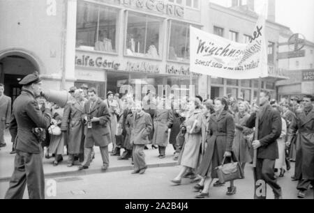 À Munich de plusieurs manifestations ont eu lieu en 1953/54 contre les nouvelles heures d'ouverture prolongées (et donc les heures de travail) des magasins le samedi. Parfois, les violentes émeutes étaient à l'époque dénommé 'Ladenschlusskrieg' (heure de fermeture) de la guerre, comme la ville la police a utilisé un haut niveau de violence. Photo de manifestants avec banderoles et affiches. Banque D'Images