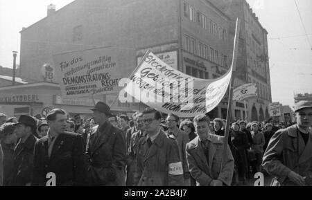 À Munich de plusieurs manifestations ont eu lieu en 1953/54 contre les nouvelles heures d'ouverture prolongées (et donc les heures de travail) des magasins le samedi. Parfois, les violentes émeutes étaient à l'époque dénommé 'Ladenschlusskrieg' (heure de fermeture) de la guerre, comme la ville la police a utilisé un haut niveau de violence. Photo de manifestants avec banderoles et affiches. Banque D'Images