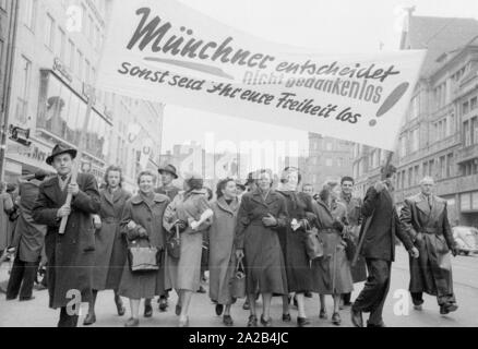 À Munich de plusieurs manifestations ont eu lieu en 1953/54 contre les nouvelles heures d'ouverture prolongées (et donc les heures de travail) des magasins le samedi. Parfois, les violentes émeutes étaient à l'époque dénommé 'Ladenschlusskrieg' (heure de fermeture) de la guerre, comme la ville la police a utilisé un haut niveau de violence. Photo de manifestants avec banderoles et affiches. Banque D'Images