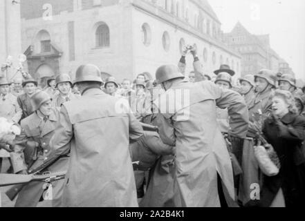 À Munich de plusieurs manifestations ont eu lieu en 1953/54 contre les nouvelles heures d'ouverture prolongées (et donc les heures de travail) des magasins le samedi. Parfois, les violentes émeutes étaient à l'époque dénommé 'Ladenschlusskrieg' (heure de fermeture) de la guerre, comme la ville la police a utilisé un haut niveau de violence. Des affrontements entre manifestants et policiers de la ville. Banque D'Images