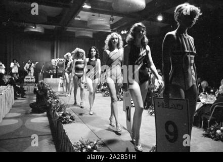 Élection de 'Miss Sueddeutschland', organisé par l'ancien vainqueur Dagmar Winkler (plus tard : Dagmar Woehrl) dans une salle de l'hôtel Hilton à Munich. La photo montre les participants sur le podium, ils détiennent les plaques avec leurs numéros. Banque D'Images