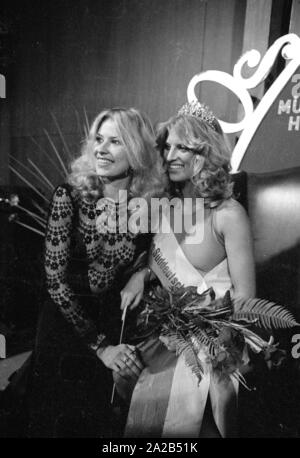 Élection de 'Miss Sueddeutschland', organisé par l'ancien vainqueur Dagmar Winkler (plus tard : Dagmar Woehrl) dans une salle de l'hôtel Hilton à Munich. La photo montre Dagmar Winkler (à gauche) avec le gagnant Monika Greis. Banque D'Images