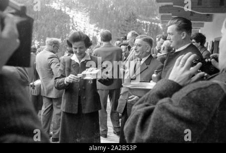 Excursion de la haute noblesse autour de Léopold III, Roi des Belges, à Hinterriss dans le Tyrol. La photo montre Mary Lilian Baels (Princesse de Rethy), l'épouse du roi belge avec des invités. Banque D'Images