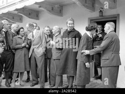 Excursion de la haute noblesse autour de Léopold III, Roi des Belges, à Hinterriss dans le Tyrol. La photo montre Mary Lilian Baels (Princesse de Rethy), l'épouse du roi belge avec des invités. Banque D'Images