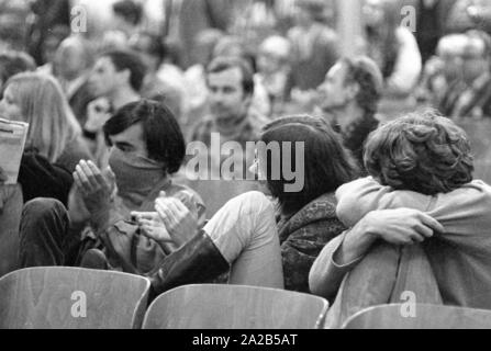 Les membres de l'Opposition Ausserparlamentarische Opposition extra-parlementaire (APO) a obtenu l'accès à une campagne électorale de la CSU avec de faux billets dans l'Bayernhalle à Munich. Photo des membres de l'APO couvrant leurs visages dans le public à un événement de la CSU. Banque D'Images