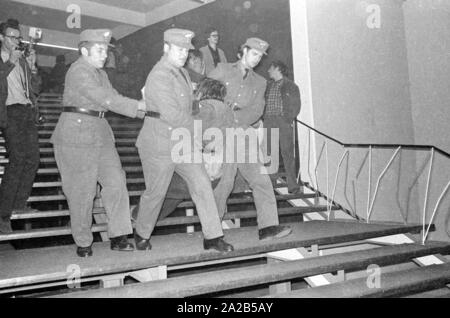 Les membres de l'Opposition Ausserparlamentarische Opposition extra-parlementaire (APO) a obtenu l'accès à une campagne électorale de la CSU avec de faux billets dans l'Bayernhalle à Munich. Photo de policiers de retirer les membres de l'APO sur un escalier menant à la salle. Banque D'Images