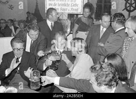 À l'occasion de l'Oktoberfest en 1970 Willy Brandt était un invité dans le chapiteau de l'Fischer-Vroni. La photo montre Willy Brandt lors d'une conversation, à la gauche de lui se trouve le maire de Munich, Hans-Jochen VOGEL. Banque D'Images