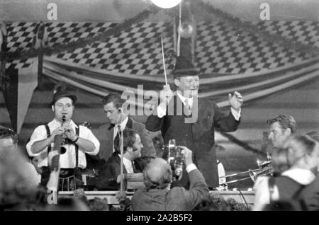 À l'occasion de la visite de Willy Brandt dans la marque de Fischer-Vroni, il a été intégré dans le programme du festival. La photo montre le chancelier menant les musiciens sur scène. À la gauche de Brandt est la Wiesn légendaire du journaliste Michael Stiegler avec un appareil d'enregistrement Banque D'Images