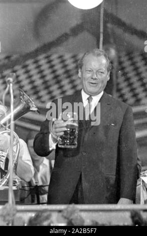 La photo montre l'ancien chancelier fédéral Willy Brandt tenant une chope à la main au pupitre des manifestations Fischer-Vroni. Banque D'Images