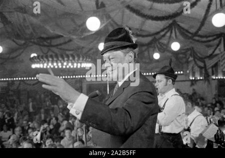 À l'occasion de la visite de Willy Brandt dans la marque de Fischer-Vroni, il a été intégré dans le programme du festival. La photo montre le chancelier menant les musiciens sur scène. Banque D'Images