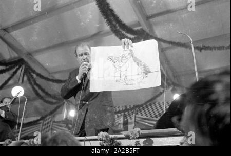 À l'occasion de la visite de Willy Brandt dans le chapiteau de l'Fischer-Vroni Hans-Joachim Kulenkampff, le président prononce un discours et présente une caricature politique de la chancelière. Banque D'Images