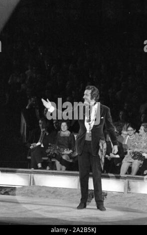 Plusieurs célébrités du cinéma et de la télévision dans l'émission de télévision de bienfaisance 'Die Goldene Zehn" (également connu sous le nom de 'Stars in der Manege'). Photo de l'acteur Patrick Macnee. Banque D'Images