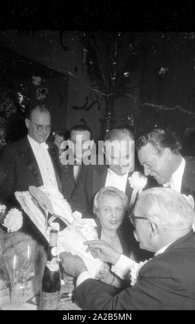 Photo du Premier Ministre de la Bavière à l'époque, Hans Ehard (milieu), avec d'autres invités à l'Chrysanthemenball (Chrysanthemum) balle au Deutsches Theater de Munich. Sur la gauche (avec des lunettes), Ministre de la Justice de Hesse à l'époque, Zinn Georg-August. Banque D'Images