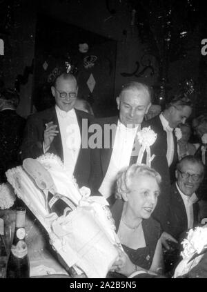 Photo du Premier Ministre de la Bavière à l'époque, Hans Ehard (milieu), avec d'autres invités à l'Chrysanthemenball (Chrysanthemum) balle au Deutsches Theater de Munich. Sur la gauche (avec des lunettes), Ministre de la Justice de Hesse à l'époque, Zinn Georg-August. Banque D'Images