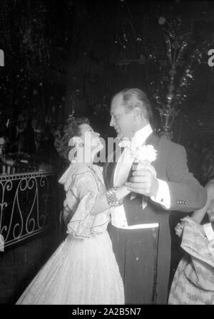 Photo de l'acteur Curd Juergens danse avec une dame dans une robe de bal à l'Chrysanthemenball (Chrysanthemum) balle au Deutsches Theater de Munich. Banque D'Images