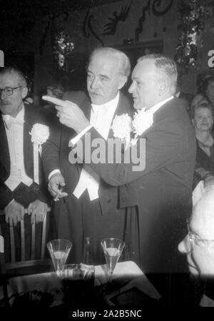 Photo de certains des invités de l'Chrysanthemenball (Chrysanthemum) balle au Deutsches Theater de Munich, 1954. Banque D'Images