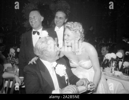 Photo de certains des invités de l'Chrysanthemenball (Chrysanthemum) balle au Deutsches Theater de Munich, 1954. Banque D'Images