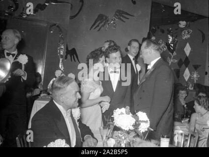 Photo de certains des invités de l'Chrysanthemenball (Chrysanthemum) balle au Deutsches Theater de Munich, 1954. Banque D'Images