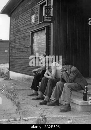 Dans le centre d'accueil, trois recrues sont en attente de leur examen médical pour l'inscription à la Légion étrangère française (photo non datée, probablement 1951). Banque D'Images