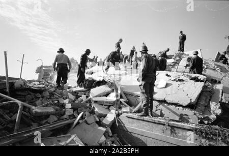 Opération de nettoyage après le séisme. Rapport "Séisme à Agadir". L'Agadir 1960 séisme a détruit presque toute la ville et est considérée comme la plus grave catastrophe naturelle de l'histoire du Maroc. Banque D'Images