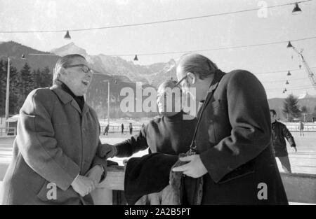 Rainer Barzel sur le bord d'une patinoire au cours d'une conférence de presse. Barzel a été ministre fédéral des affaires étrangères All-German, chef du groupe parlementaire CDU, président du parti CDU et présidente du Bundestag. Banque D'Images