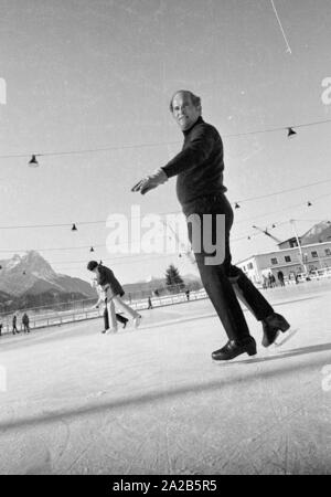 Le président de la CDU Rainer Barzel quand le patinage sur glace. Barzel a été ministre fédéral des affaires étrangères All-German, chef du groupe parlementaire CDU, président du parti CDU et présidente du Bundestag. Banque D'Images