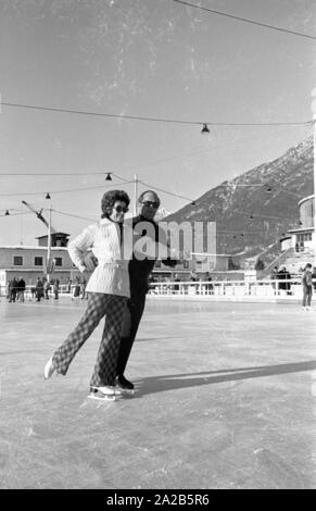 Rainer Barzel patinage avec sa femme Kriemhild. Barzel a été ministre fédéral des affaires étrangères All-German, chef du groupe parlementaire CDU, président du parti CDU et présidente du Bundestag. Banque D'Images