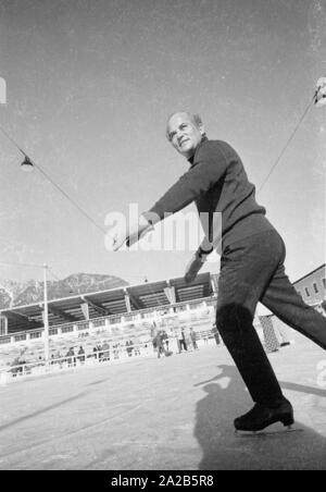 Le président de la CDU Rainer Barzel quand le patinage sur glace. Barzel a été ministre fédéral des affaires étrangères All-German, chef du groupe parlementaire CDU, président du parti CDU et présidente du Bundestag. Banque D'Images