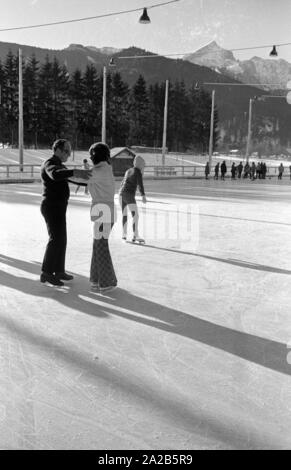 Rainer Barzel patinage avec femme Kriemhild. Barzel a été ministre fédéral des affaires étrangères All-German, chef du groupe parlementaire CDU, président du parti CDU et présidente du Bundestag. Banque D'Images