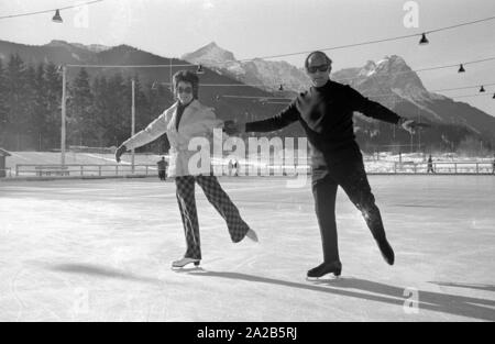 Rainer Barzel avec femme Kriemhild Barzel quand le patinage. Barzel a été ministre fédéral des affaires étrangères All-German, chef du groupe parlementaire CDU, président du parti CDU et présidente du Bundestag. Banque D'Images