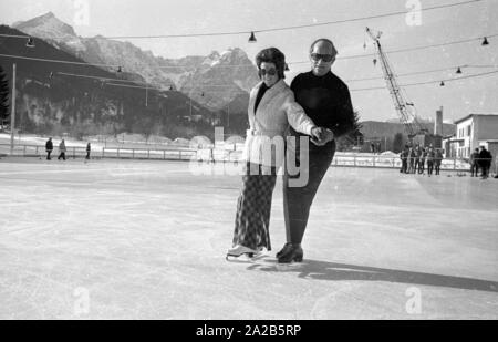 Rainer Barzel avec femme Kriemhild Barzel quand le patinage. Barzel a été ministre fédéral des affaires étrangères All-German, chef du groupe parlementaire CDU, président du parti CDU et présidente du Bundestag. Banque D'Images