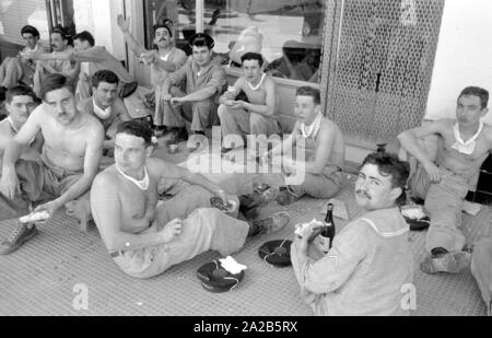 Membres de l'équipage du croiseur français Colbert lors d'opérations de nettoyage dans l'Agadir. Dans le rapport "Séisme à Agadir". L'Agadir 1960 séisme a détruit presque toute la ville et est considérée comme la plus grave catastrophe naturelle de l'histoire du Maroc. Banque D'Images