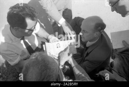 Inspecter les passeports. Dans le rapport "Séisme à Agadir". L'Agadir 1960 séisme a détruit presque toute la ville et est considérée comme la plus grave catastrophe naturelle de l'histoire du Maroc. Banque D'Images