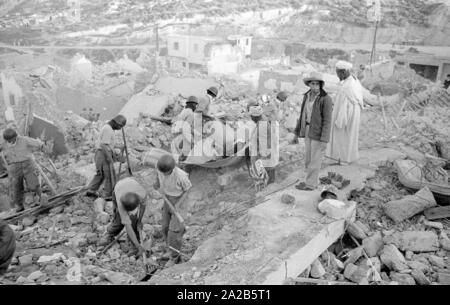 Les opérations de décontamination, dans le rapport "Séisme à Agadir". L'Agadir 1960 séisme a détruit presque toute la ville et est considérée comme la plus grave catastrophe naturelle de l'histoire du Maroc. Banque D'Images