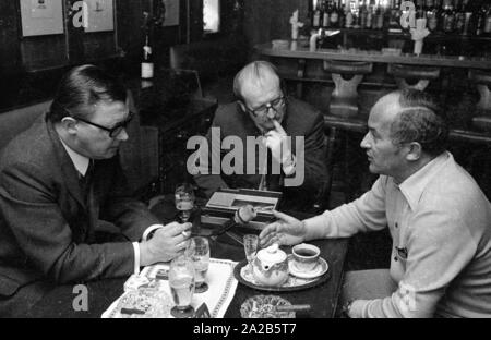 Rainer Barzel avec des journalistes à Garmisch Partenkirchen. Banque D'Images