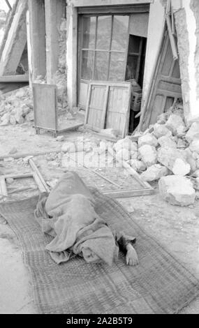 Corps couvert d'un chiffon. Dans le rapport "Séisme à Agadir". L'Agadir 1960 séisme a détruit presque toute la ville et est considérée comme la plus grave catastrophe naturelle de l'histoire du Maroc. Banque D'Images