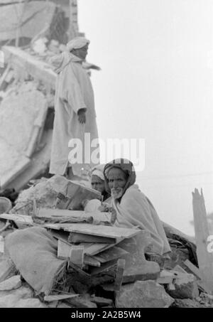 Les survivants du tremblement de terre entre les décombres. Dans le rapport "Séisme à Agadir". L'Agadir 1960 séisme a détruit presque toute la ville et est considérée comme la plus grave catastrophe naturelle de l'histoire du Maroc. Banque D'Images