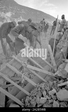 Les soldats américains au cours des opérations de nettoyage. Dans le rapport "Séisme à Agadir". L'Agadir 1960 séisme a détruit presque toute la ville et est considérée comme la plus grave catastrophe naturelle de l'histoire du Maroc. Banque D'Images