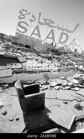 De l'hôtel détruit lettrage Saada. Au premier plan, un fauteuil. Dans le rapport "Séisme à Agadir". L'Agadir 1960 séisme a détruit presque toute la ville et est considérée comme la plus grave catastrophe naturelle de l'histoire du Maroc. Banque D'Images