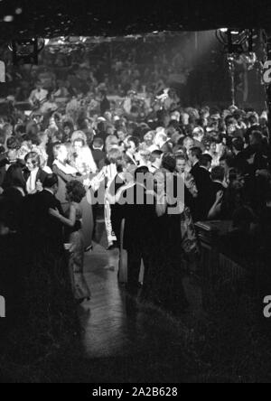 Couples de danseurs sur la piste de danse de la Ball Film Munich, dans le Bayerischer Hof. Dans l'arrière-plan, la bande. Banque D'Images