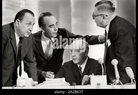L'Allemagne. Nuremberg. Chef du parti, Walter Scheel au congrès du parti de la FDP. À gauche du Scheel (2e à partir de la droite) Hans-Dietrich Genscher (à gauche) et Hans Friederichs (2e de gauche). Juin 1969. Banque D'Images