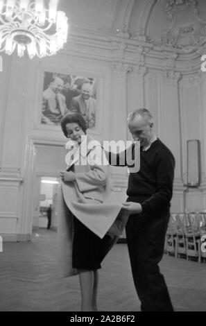 La ville au cours de la foire de printemps 1960. Une femme et un homme inspecter un manteau. La photo ci-dessus montre la porte sur la gauche Walter Ulbricht, le chef du gouvernement de la RDA et sur la droite l'UCA vice-président Krouchtchev. Banque D'Images