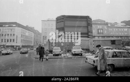 Vue sur le parc de stationnement souterrain sur Stachus, qui est situé dans la Herzog-Wilhelm-Strasse et Herzogspitalstrasse entre Josephspitalstrasse. Également sur la photo : les passants, la construction de la société remorque 'Bauer', l'entreprise 'Kaufhalle' et des voitures en stationnement, de gauche à droite : Fiat 1500, Mercedes W116, Fiat 850, Fiat 124, Fiat 124 (lifting 1970). Banque D'Images