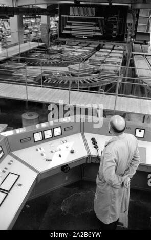 Centre d'expédition de l'entreprise de vente par correspondance Quelle à Nuremberg, un homme surveille un convoyeur à bande pour le transport de marchandises. Le nouveau bâtiment pour l'expédition de colis a été construit de 1955 à 1958 selon les dessins de l'architecte Ernst Neufert Bauhaus. Banque D'Images