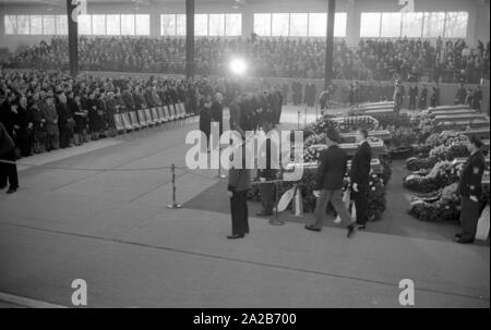 Les gens de rendre hommage aux victimes de l'accident d'avion Munich 1960. Le 17 décembre, l'un des deux moteurs d'un avion militaire américain de type Convair C-131D a échoué peu après le décollage. Le moteur n'a pas pu pleinement prendre de l'altitude, la tour de pâturage et de la Paulskirche est écrasé dans le centre-ville sur un tramway. 52 personnes ont été tuées. Banque D'Images