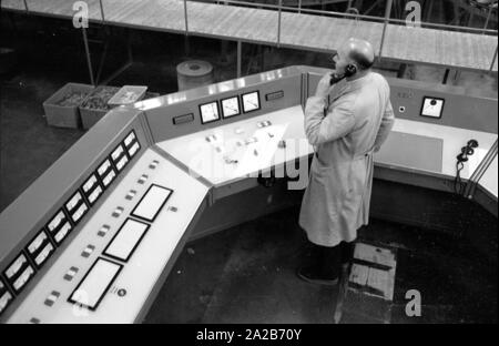 Centre d'expédition de l'entreprise de vente par correspondance Quelle à Nuremberg, un homme surveille l'opération. Le nouveau bâtiment pour l'expédition de colis a été construit de 1955 à 1958 selon les dessins de l'architecte Ernst Neufert Bauhaus. Banque D'Images