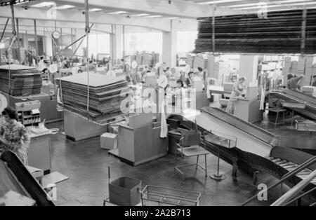 L'emballage des marchandises dans le centre de régulation de la société de vente par correspondance Quelle à Nuremberg. Le nouveau bâtiment pour l'expédition de colis a été construit de 1955 à 1958 selon les dessins de l'architecte Ernst Neufert Bauhaus. Banque D'Images