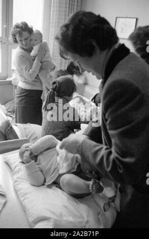 Les mères avec leurs enfants dans la pépinière de Rimbach. La femme au premier plan des couches d'un bébé. La communauté du village maisons ont été construites dans le cadre de l'Hessenplan entre autres à améliorer l'infrastructure et la vie culturelle dans les régions rurales. Banque D'Images