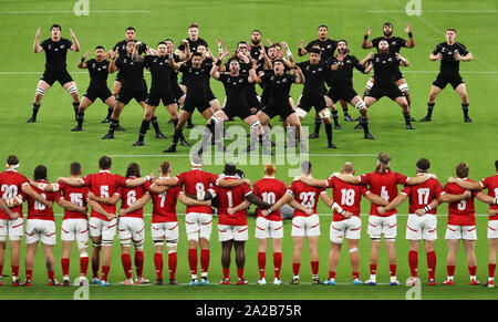 Regarder les joueurs du Canada en tant que joueurs de Nouvelle-zélande effectuer un Haka avant le match de Coupe du Monde de Rugby 2019 à Oita Stadium, au Japon. Banque D'Images